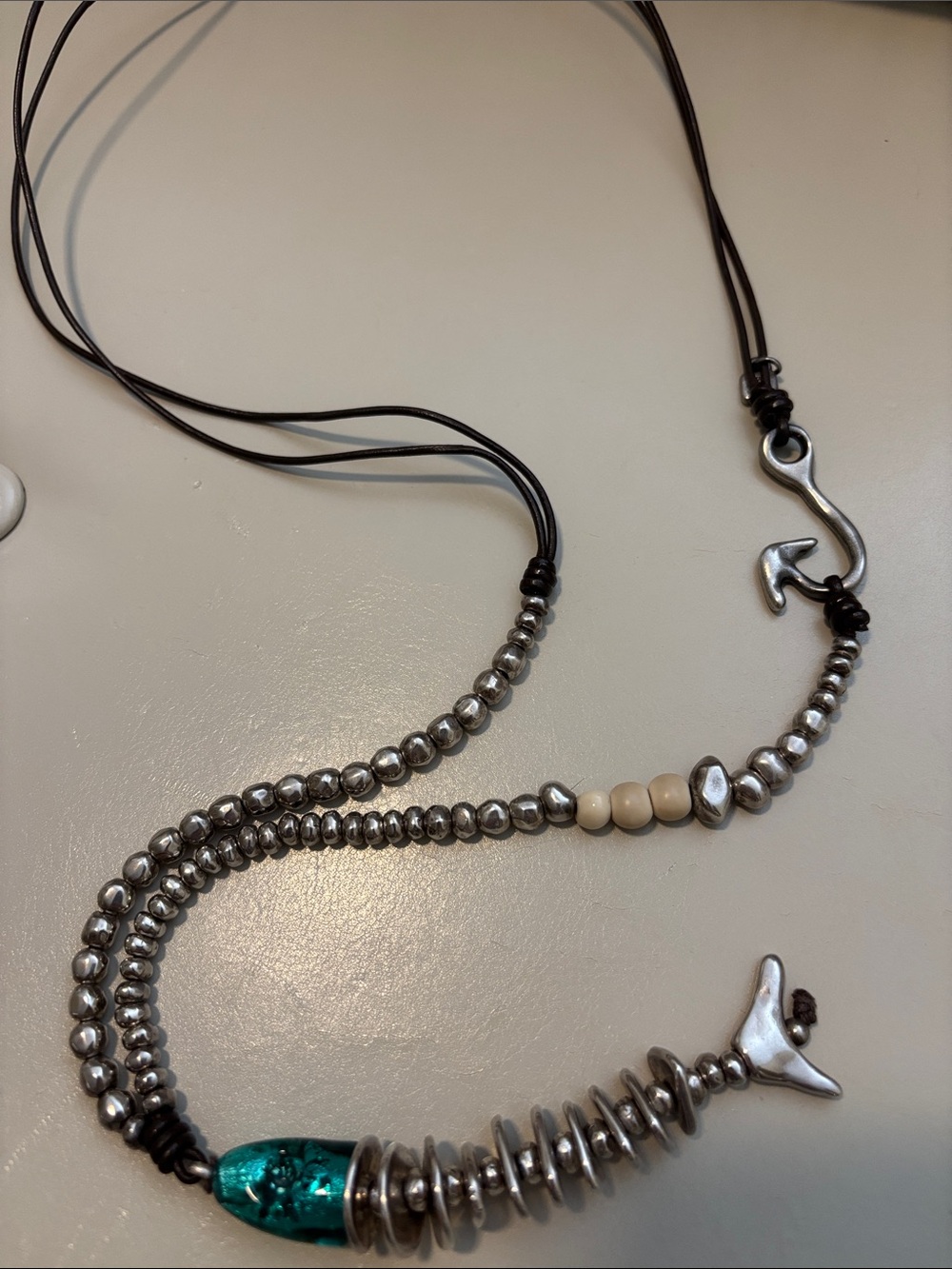 UNO de 50 Turquoise and Silver Fish Pendant Necklace - Picture 2 of 6